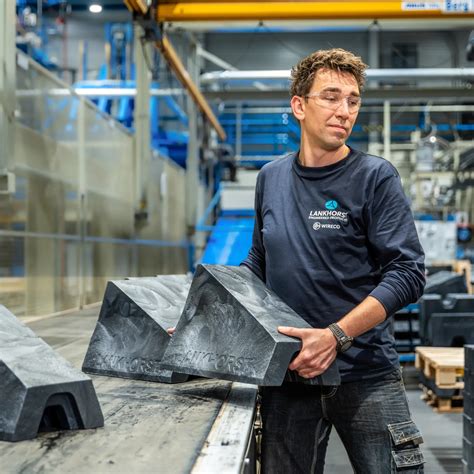 Gedetailleerde foto van de productie van een Herrnhuter ster, met nadruk op het papier